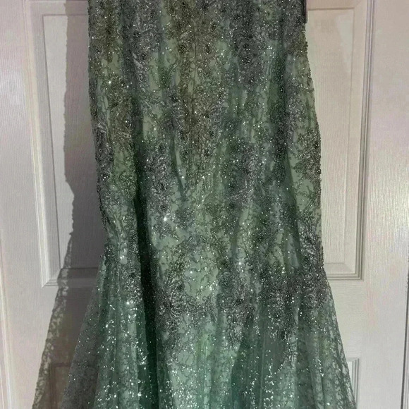 MAC DUGGAL Embellished Sleeveless Plunge Neck Trumpet Gown NWT Size 16 A20242 - Picture 8 of 8